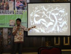 Faiq Nur Fikri, Koordinator Songennep Tempo Doeloe saat menyampaikan materi didepan para peserta sarasehan budaya
