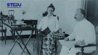 Mr J.H.W.B. Visser Kepala Landraad Sumenep bersama istri sedang bersantai di teras rumah KITLV